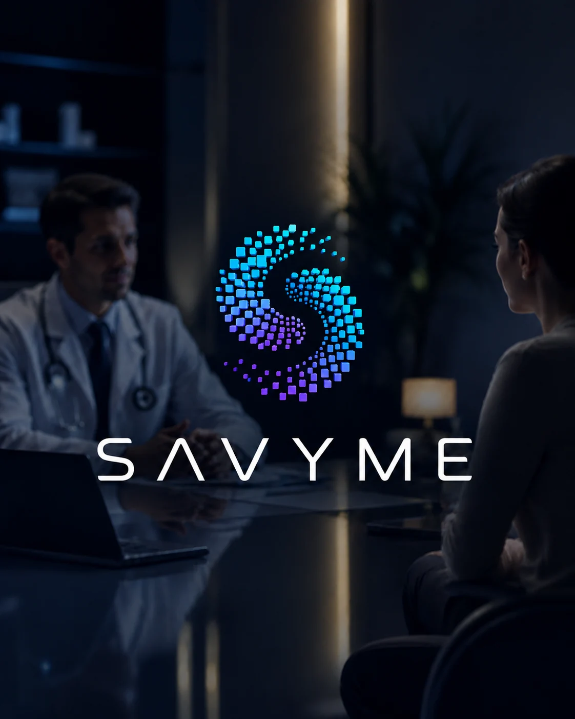 Marca SAVYME sobre a cena de uma consulta — o médico de frente para a paciente.