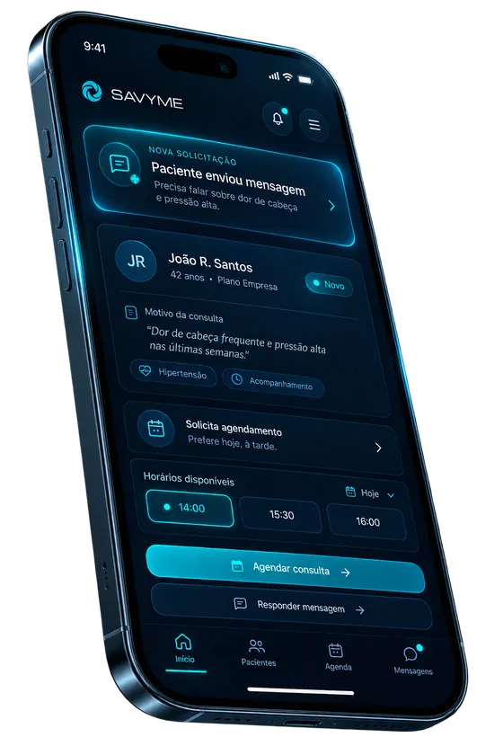 O aplicativo da SAVYME num celular, com a solicitação de um paciente fictício chegando: nome, idade e o motivo da consulta.