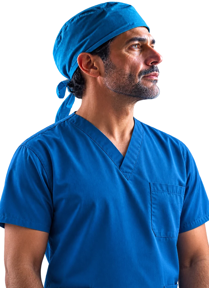 Cirurgião de touca e avental cirúrgico, o olhar adiante.
